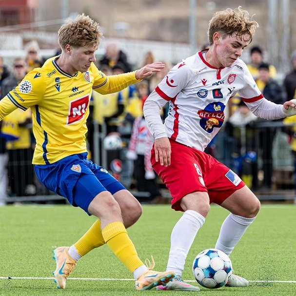 Þór - KA 0:1, í 5. umferð Bestu deildarinnar í knattspyrnu. Mögnuð stemning löngu fyrir leik og hart var barist í fyrstu rimmu Akureyrarfélaganna í efstu deild í 24 ár. Mynd: Ármann Hinrik