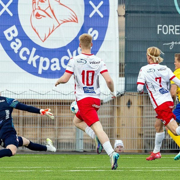 Þór - KA 0:1, í 5. umferð Bestu deildarinnar í knattspyrnu. Mögnuð stemning löngu fyrir leik og hart var barist í fyrstu rimmu Akureyrarfélaganna í efstu deild í 24 ár. Mynd: Ármann Hinrik