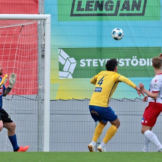 Þór - KA 0:1, í 5. umferð Bestu deildarinnar í knattspyrnu. Mögnuð stemning löngu fyrir leik og hart var barist í fyrstu rimmu Akureyrarfélaganna í efstu deild í 24 ár. Mynd: Skapti Hallgrímsson