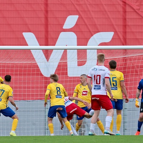 Þór - KA 0:1, í 5. umferð Bestu deildarinnar í knattspyrnu. Mögnuð stemning löngu fyrir leik og hart var barist í fyrstu rimmu Akureyrarfélaganna í efstu deild í 24 ár. Mynd: Skapti Hallgrímsson