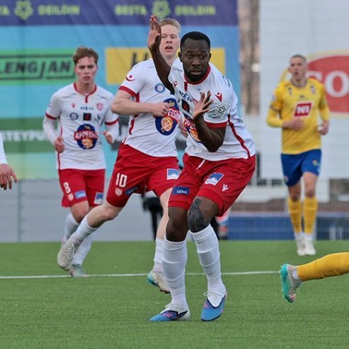 Þór - KA 0:1, í 5. umferð Bestu deildarinnar í knattspyrnu. Mögnuð stemning löngu fyrir leik og hart var barist í fyrstu rimmu Akureyrarfélaganna í efstu deild í 24 ár. Mynd: Skapti Hallgrímsson