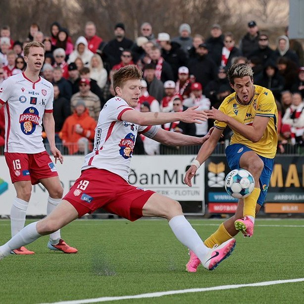Þór - KA 0:1, í 5. umferð Bestu deildarinnar í knattspyrnu. Mögnuð stemning löngu fyrir leik og hart var barist í fyrstu rimmu Akureyrarfélaganna í efstu deild í 24 ár. Mynd: Skapti Hallgrímsson