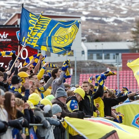 Þór - KA 0:1, í 5. umferð Bestu deildarinnar í knattspyrnu. Mögnuð stemning löngu fyrir leik og hart var barist í fyrstu rimmu Akureyrarfélaganna í efstu deild í 24 ár. Mynd: Rakel Hinriksdóttir