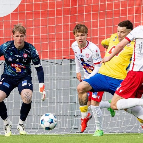 Þór - KA 0:1, í 5. umferð Bestu deildarinnar í knattspyrnu. Mögnuð stemning löngu fyrir leik og hart var barist í fyrstu rimmu Akureyrarfélaganna í efstu deild í 24 ár. Mynd: Ármann Hinrik