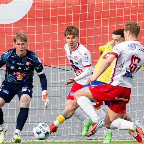 Þór - KA 0:1, í 5. umferð Bestu deildarinnar í knattspyrnu. Mögnuð stemning löngu fyrir leik og hart var barist í fyrstu rimmu Akureyrarfélaganna í efstu deild í 24 ár. Mynd: Ármann Hinrik
