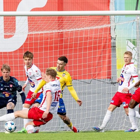 Þór - KA 0:1, í 5. umferð Bestu deildarinnar í knattspyrnu. Mögnuð stemning löngu fyrir leik og hart var barist í fyrstu rimmu Akureyrarfélaganna í efstu deild í 24 ár. Mynd: Ármann Hinrik
