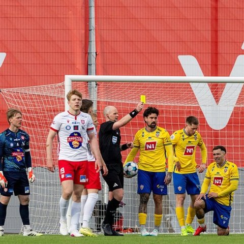 Þór - KA 0:1, í 5. umferð Bestu deildarinnar í knattspyrnu. Mögnuð stemning löngu fyrir leik og hart var barist í fyrstu rimmu Akureyrarfélaganna í efstu deild í 24 ár. Mynd: Ármann Hinrik