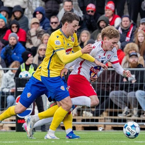 Þór - KA 0:1, í 5. umferð Bestu deildarinnar í knattspyrnu. Mögnuð stemning löngu fyrir leik og hart var barist í fyrstu rimmu Akureyrarfélaganna í efstu deild í 24 ár. Mynd: Ármann Hinrik