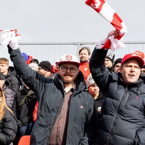 Þór - KA 0:1, í 5. umferð Bestu deildarinnar í knattspyrnu. Mögnuð stemning löngu fyrir leik og hart var barist í fyrstu rimmu Akureyrarfélaganna í efstu deild í 24 ár. Mynd: Ármann Hinrik