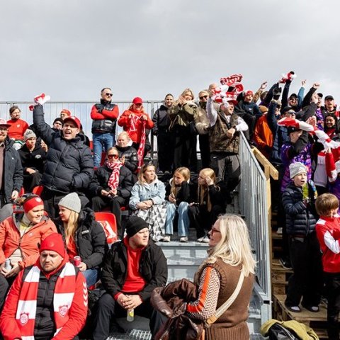 Þór - KA 0:1, í 5. umferð Bestu deildarinnar í knattspyrnu. Mögnuð stemning löngu fyrir leik og hart var barist í fyrstu rimmu Akureyrarfélaganna í efstu deild í 24 ár. Mynd: Ármann Hinrik