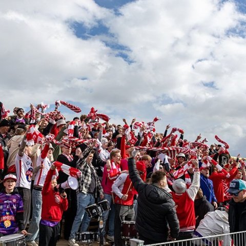 Þór - KA 0:1, í 5. umferð Bestu deildarinnar í knattspyrnu. Mögnuð stemning löngu fyrir leik og hart var barist í fyrstu rimmu Akureyrarfélaganna í efstu deild í 24 ár. Mynd: Ármann Hinrik