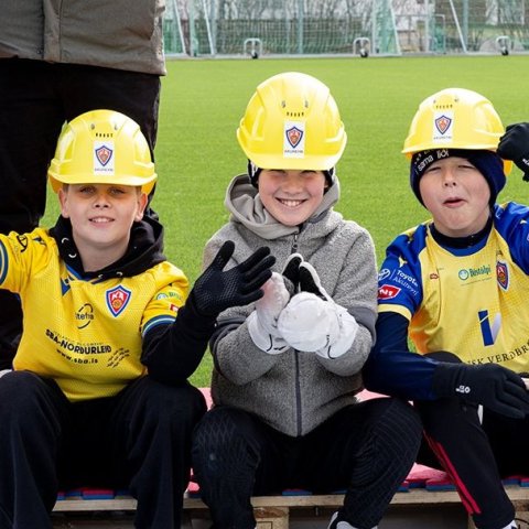 Þór - KA 0:1, í 5. umferð Bestu deildarinnar í knattspyrnu. Mögnuð stemning löngu fyrir leik og hart var barist í fyrstu rimmu Akureyrarfélaganna í efstu deild í 24 ár. Mynd: Ármann Hinrik