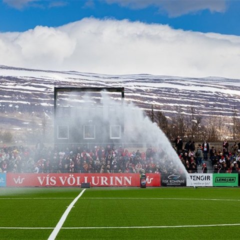 Þór - KA 0:1, í 5. umferð Bestu deildarinnar í knattspyrnu. Mögnuð stemning löngu fyrir leik og hart var barist í fyrstu rimmu Akureyrarfélaganna í efstu deild í 24 ár. Mynd: Ármann Hinrik