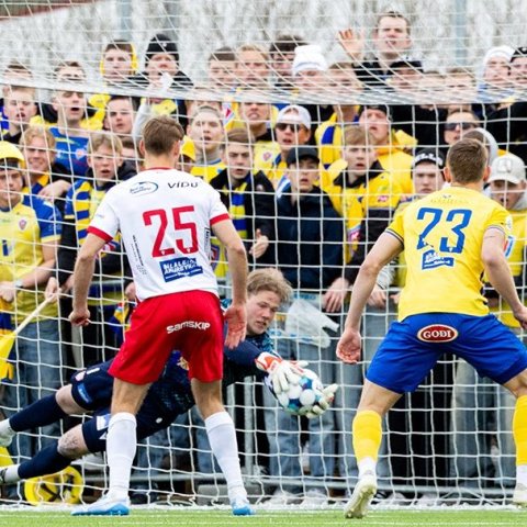 Þór - KA 0:1, í 5. umferð Bestu deildarinnar í knattspyrnu. Mögnuð stemning löngu fyrir leik og hart var barist í fyrstu rimmu Akureyrarfélaganna í efstu deild í 24 ár. Mynd: Ármann Hinrik