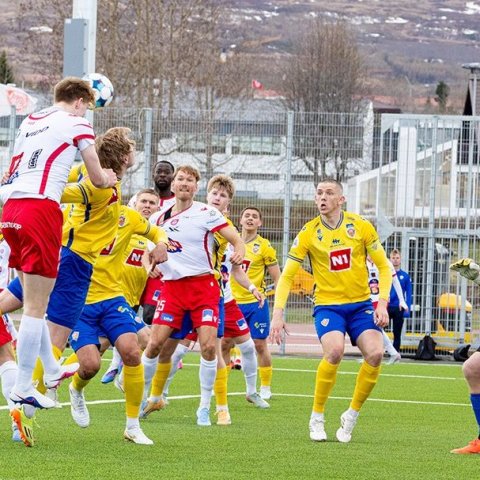 Þór - KA 0:1, í 5. umferð Bestu deildarinnar í knattspyrnu. Mögnuð stemning löngu fyrir leik og hart var barist í fyrstu rimmu Akureyrarfélaganna í efstu deild í 24 ár. Mynd: Ármann Hinrik