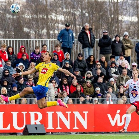 Þór - KA 0:1, í 5. umferð Bestu deildarinnar í knattspyrnu. Mögnuð stemning löngu fyrir leik og hart var barist í fyrstu rimmu Akureyrarfélaganna í efstu deild í 24 ár. Mynd: Ármann Hinrik