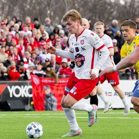 Þór - KA 0:1, í 5. umferð Bestu deildarinnar í knattspyrnu. Mögnuð stemning löngu fyrir leik og hart var barist í fyrstu rimmu Akureyrarfélaganna í efstu deild í 24 ár. Mynd: Ármann Hinrik