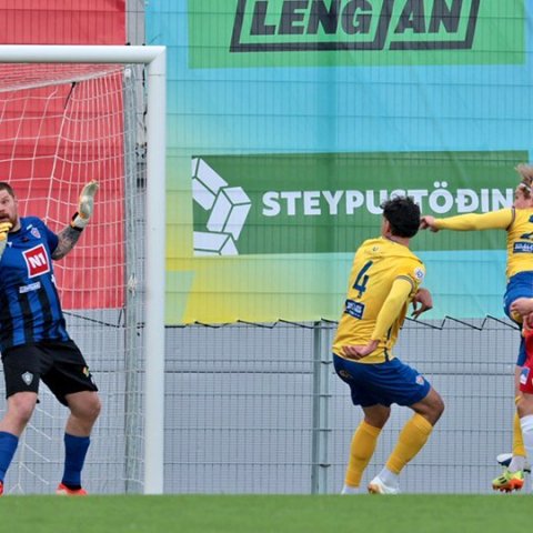 Þór - KA 0:1, í 5. umferð Bestu deildarinnar í knattspyrnu. Mögnuð stemning löngu fyrir leik og hart var barist í fyrstu rimmu Akureyrarfélaganna í efstu deild í 24 ár. Mynd: Skapti Hallgrímsson