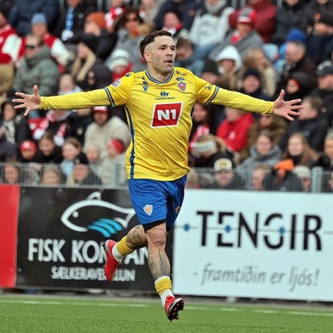 Þór - KA 0:1, í 5. umferð Bestu deildarinnar í knattspyrnu. Mögnuð stemning löngu fyrir leik og hart var barist í fyrstu rimmu Akureyrarfélaganna í efstu deild í 24 ár. Mynd: Skapti Hallgrímsson