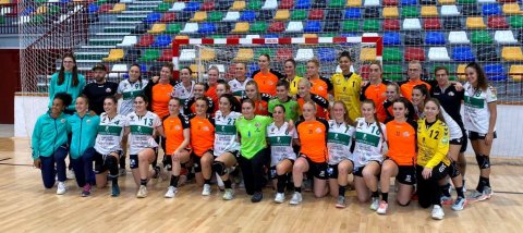 Leikmenn KA/Þórs, þjálfarar og liðsstjóri eftir seinni leikinn í Elche, ásamt leikmönnum heimaliðsins.