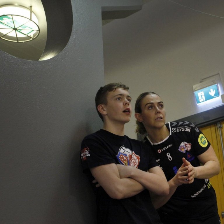 Martha spennt í „skammarkróknum“ ásamt Degi Árna Heimissyni, syni sínum, skömmu áður en flautað var til leiksloka.