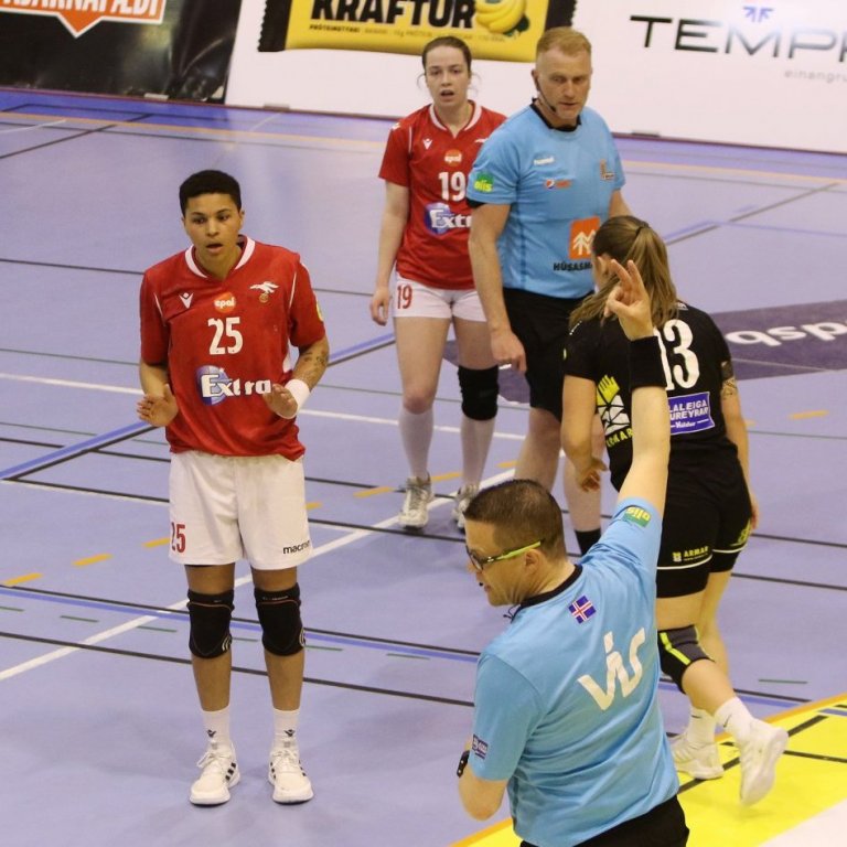 Víti og útaf! Thea Imani Sturludóttir rekinn af velli í í tvær mínútur að stöðva Önnu Þyrí í dauðafæri.