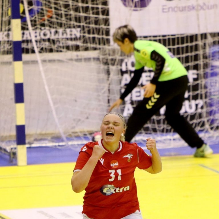 Lilja Ágústsdóttir var örugg á vítalínunni, skoraði úr öllum fjóum vítunum sem hún tók og fagnar hér af krafti.