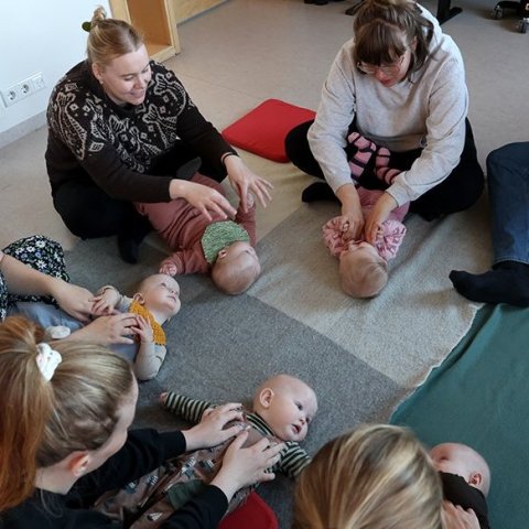 Krútttónó í Tónlistarskólanum á Akureyri; tónlistarstund nokkurra mánaða barna með foreldrum sínum undir stjórn Sigrúnar Mögnu Þórsteinsdóttur. Mynd: Skapti Hallgrímsson