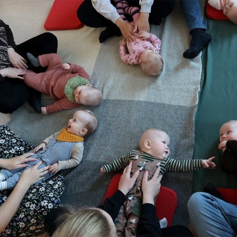 Krútttónó í Tónlistarskólanum á Akureyri; tónlistarstund nokkurra mánaða barna með foreldrum sínum undir stjórn Sigrúnar Mögnu Þórsteinsdóttur. Mynd: Skapti Hallgrímsson