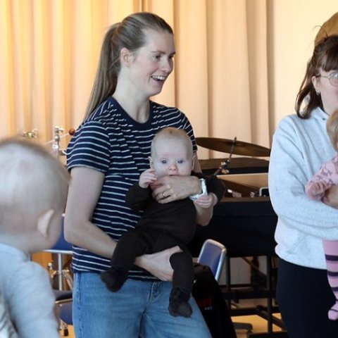 Krútttónó í Tónlistarskólanum á Akureyri; tónlistarstund nokkurra mánaða barna með foreldrum sínum undir stjórn Sigrúnar Mögnu Þórsteinsdóttur. Mynd: Skapti Hallgrímsson