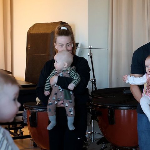 Krútttónó í Tónlistarskólanum á Akureyri; tónlistarstund nokkurra mánaða barna með foreldrum sínum undir stjórn Sigrúnar Mögnu Þórsteinsdóttur. Mynd: Skapti Hallgrímsson