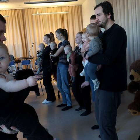 Krútttónó í Tónlistarskólanum á Akureyri; tónlistarstund nokkurra mánaða barna með foreldrum sínum undir stjórn Sigrúnar Mögnu Þórsteinsdóttur. Mynd: Skapti Hallgrímsson