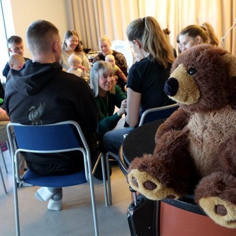 Krútttónó í Tónlistarskólanum á Akureyri; tónlistarstund nokkurra mánaða barna með foreldrum sínum undir stjórn Sigrúnar Mögnu Þórsteinsdóttur. Mynd: Skapti Hallgrímsson