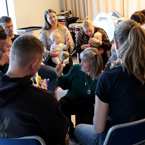 Krútttónó í Tónlistarskólanum á Akureyri; tónlistarstund nokkurra mánaða barna með foreldrum sínum undir stjórn Sigrúnar Mögnu Þórsteinsdóttur. Mynd: Skapti Hallgrímsson