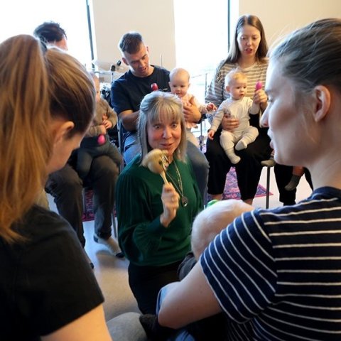 Krútttónó í Tónlistarskólanum á Akureyri; tónlistarstund nokkurra mánaða barna með foreldrum sínum undir stjórn Sigrúnar Mögnu Þórsteinsdóttur. Mynd: Skapti Hallgrímsson