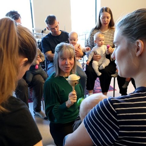 Krútttónó í Tónlistarskólanum á Akureyri; tónlistarstund nokkurra mánaða barna með foreldrum sínum undir stjórn Sigrúnar Mögnu Þórsteinsdóttur. Mynd: Skapti Hallgrímsson