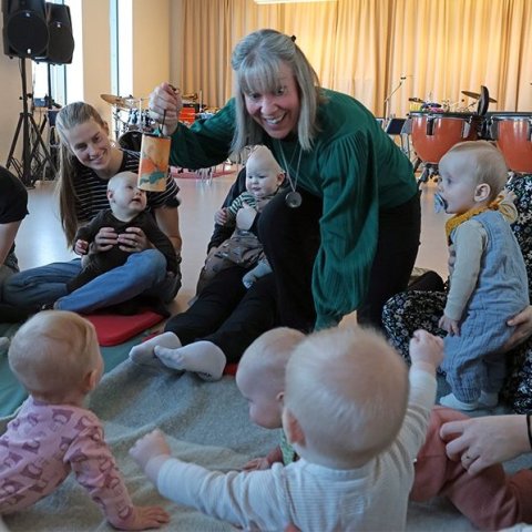 Krútttónó í Tónlistarskólanum á Akureyri; tónlistarstund nokkurra mánaða barna með foreldrum sínum undir stjórn Sigrúnar Mögnu Þórsteinsdóttur. Mynd: Skapti Hallgrímsson