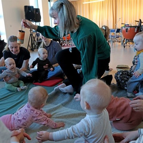 Krútttónó í Tónlistarskólanum á Akureyri; tónlistarstund nokkurra mánaða barna með foreldrum sínum undir stjórn Sigrúnar Mögnu Þórsteinsdóttur. Mynd: Skapti Hallgrímsson