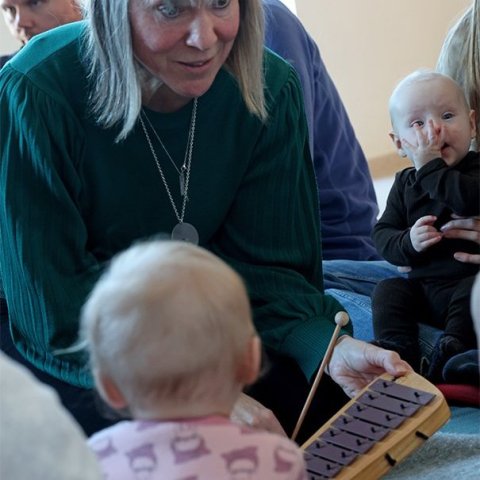 Krútttónó í Tónlistarskólanum á Akureyri; tónlistarstund nokkurra mánaða barna með foreldrum sínum undir stjórn Sigrúnar Mögnu Þórsteinsdóttur. Mynd: Skapti Hallgrímsson