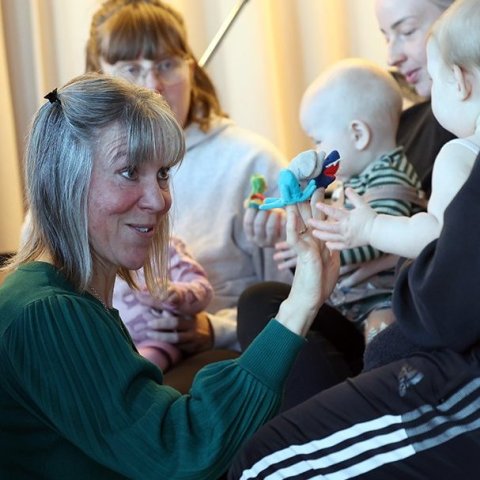 Krútttónó í Tónlistarskólanum á Akureyri; tónlistarstund nokkurra mánaða barna með foreldrum sínum undir stjórn Sigrúnar Mögnu Þórsteinsdóttur. Mynd: Skapti Hallgrímsson