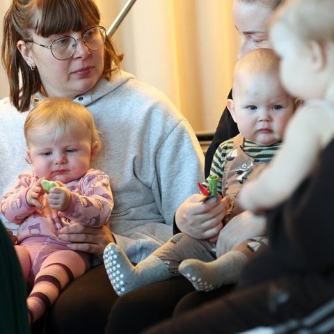 Krútttónó í Tónlistarskólanum á Akureyri; tónlistarstund nokkurra mánaða barna með foreldrum sínum undir stjórn Sigrúnar Mögnu Þórsteinsdóttur. Mynd: Skapti Hallgrímsson
