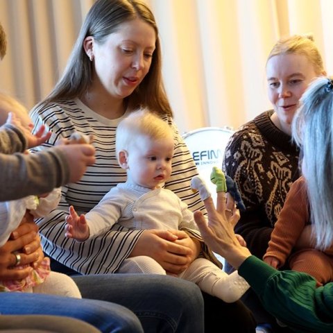 Krútttónó í Tónlistarskólanum á Akureyri; tónlistarstund nokkurra mánaða barna með foreldrum sínum undir stjórn Sigrúnar Mögnu Þórsteinsdóttur. Mynd: Skapti Hallgrímsson