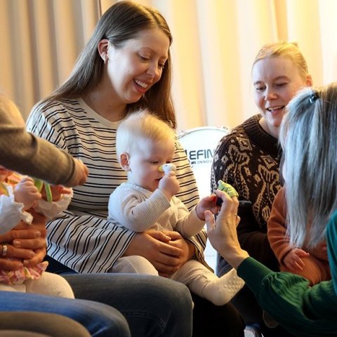 Krútttónó í Tónlistarskólanum á Akureyri; tónlistarstund nokkurra mánaða barna með foreldrum sínum undir stjórn Sigrúnar Mögnu Þórsteinsdóttur. Mynd: Skapti Hallgrímsson