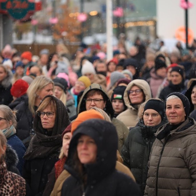 Kvennafrídagurinn 2025. Baráttu- og samstöðufundi á Ráðhústorgi á Akureyri. Mynd: Anastasiia LeoNova Kramarenko