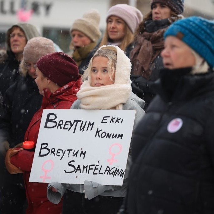 Kvennafrídagurinn 2025. Baráttu- og samstöðufundi á Ráðhústorgi á Akureyri. Mynd: Anastasiia LeoNova Kramarenko