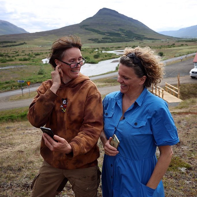 Kýrin Edda sett á stall sinn norðan við Sólgarð . Beate Stormo og María Pálsdóttir. – © Skapti Hallgrímsson