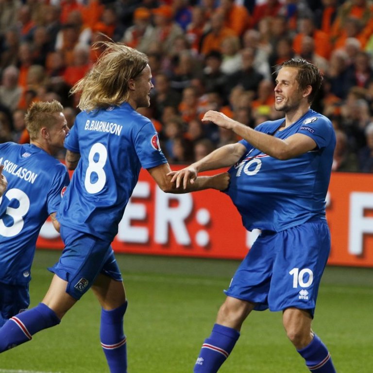 Amsterdam 3. september 2015 - Íslendingar stigu stórt skref í átt að EM í Frakklandi með 1:0 sigri á Hollendingum. Gylfi Þór Sigurðsson gerði markið úr vítaspyrnu sem dæmd var eftir að brotið var á Birki Bjarnasyni. Hér fagna þeir félagar markinu. © Skapti Hallgrímsson