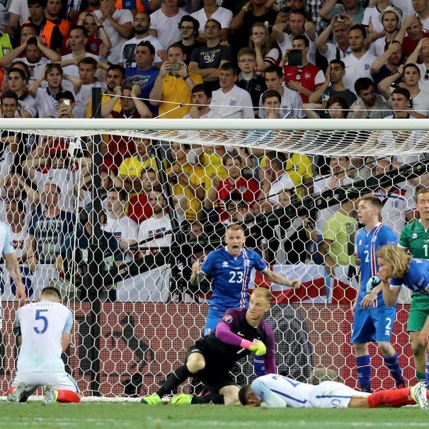 Nice 27. júní 2016 - Lokaflautið! Birkir Bjarnason grípur um andlitið þegar ljóst er að Ísland hefur sigrað England 2:1 í 16-liða úrslit Evrópumótsins. © Skapti Hallgrímsson