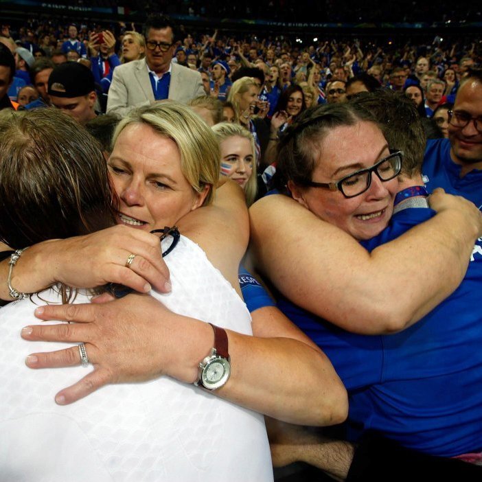 París 3. júlí 2016 - Halla Kr. Halldórsdóttir, móðir Birkis, faðmar son sinn eftir síðasta leik Íslands á EM, 5:2 tap fyrir Frökkum í átta liða úrslitunum. Til hægri eru Ingibjörg Erna Sveinsdóttir og sonur hennar, framherjinn Jón Daði Böðvarsson. © Skapti Hallgrímsson