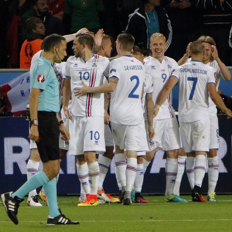 St. Etienne 14. júní 2016 - Íslendingar fagna marki Birkis Bjarnasonar gegn Portúgölum í fyrsta leik EM. Birkir er lengst til hægri. © Skapti Hallgrímsson